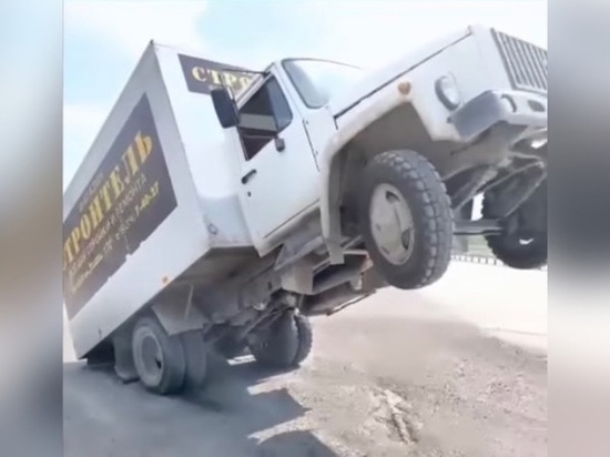 На трассе в Батайске грузовик опрокинулся назад из-за перевеса