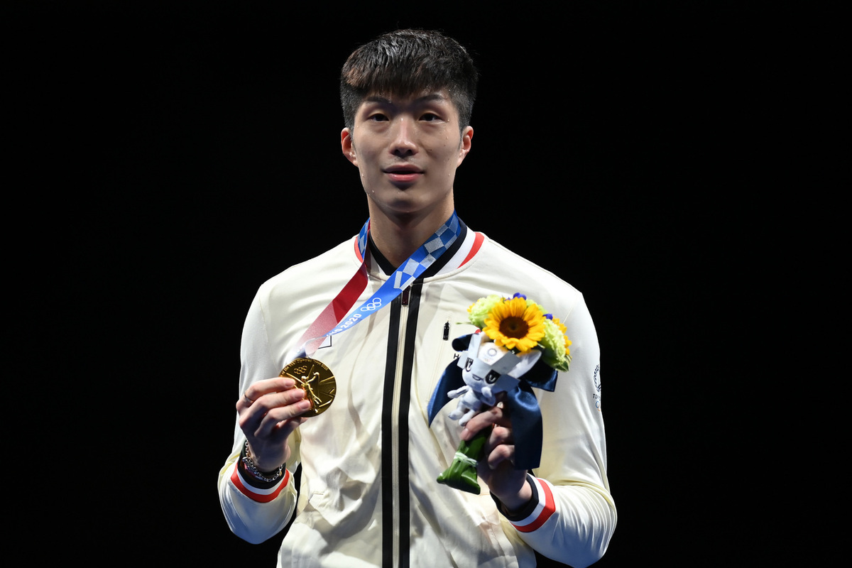Первую олимпийскую медаль Гонконгу принёс рапирист Ка Лонг