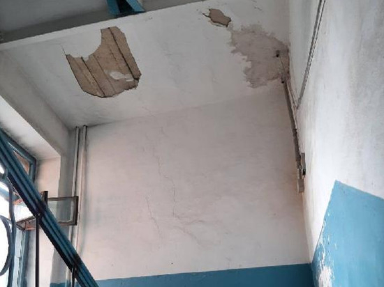 Прокуратура провела проверку по факту разрушения штукатурки в кемеровском доме