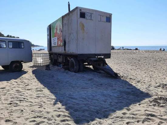 В Кабанском районе Бурятии наказали передвижную баню на пляже Байкала