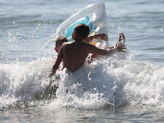 В Седово 4 человека уплыли в море на матрасе и не смогли вернуться