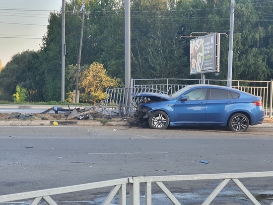 БМВ в столб: в Ярославле ночные гонки закончились трагедией