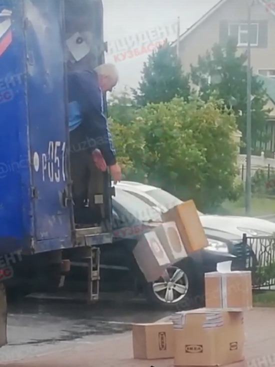 Кемеровчане недовольны выбросившими на асфальт посылки работниками «Почты России»