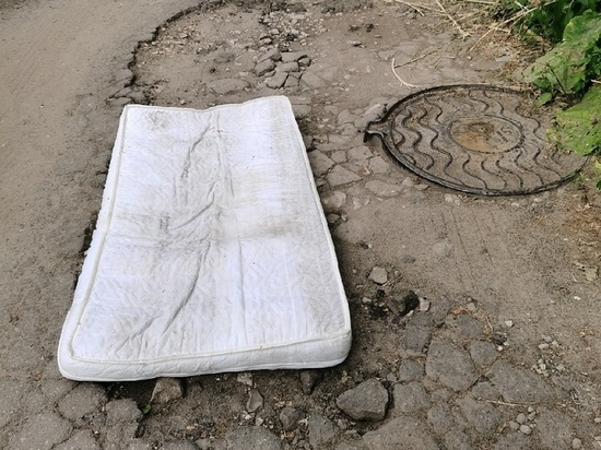 На улице Рыбацкой в Рязани дорожную яму заделали матрасом