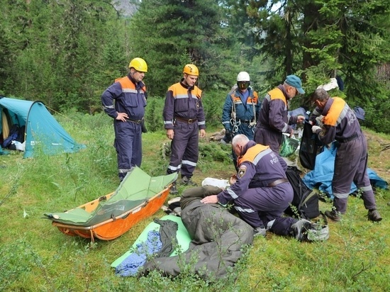 МЧС спасло 53-летнего туриста, лежавшего четыре дня неподвижно в горах в Красноярском крае
