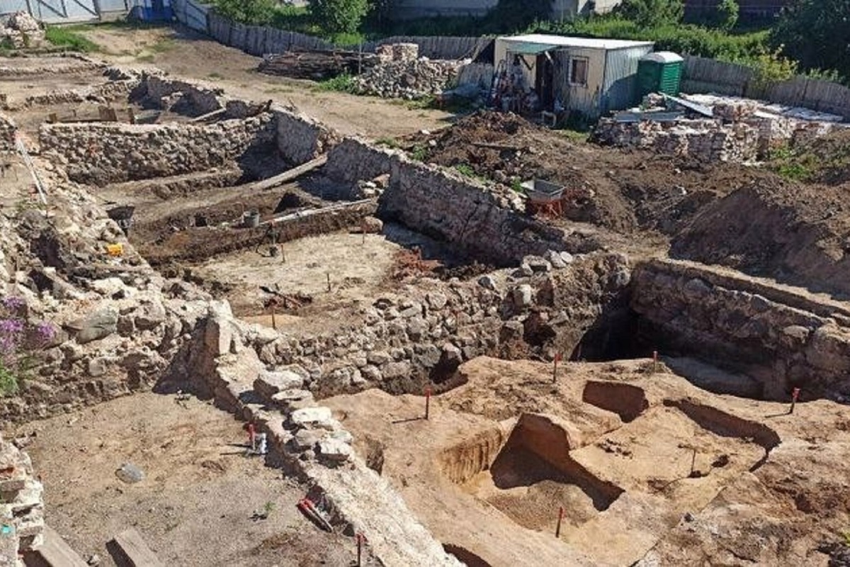 Раскопки на месте деревянных Торговых рядов в костромском Солигаличе