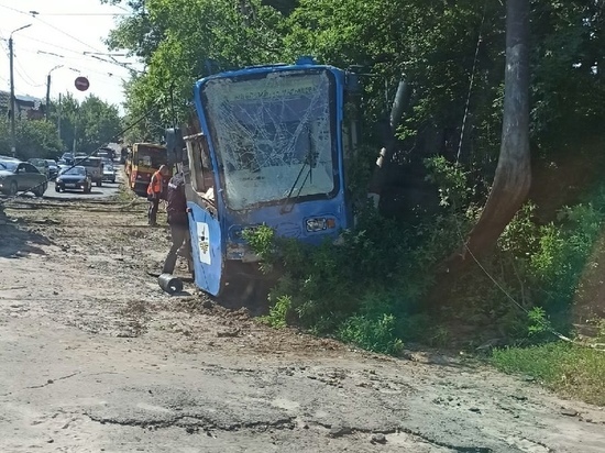 «Они наверное думали, что это последняя поездка»: жители Курска обсуждают крушение трамвая на Запольной