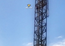 В Новосибирске во вторник, 27 июля, мужчина забрался на башенный кран по адресу Немировича-Данченко, 128 к1