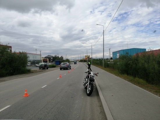 Пострадал водитель: мотоцикл опрокинулся на дороге в Салехарде