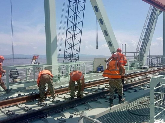 Железнодорожные пути на трансграничном мосту через Амур в ЕАО соединились