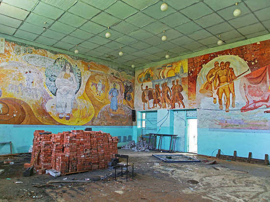 Фреска советских времен остановила капитальный ремонт в сельском клубе в Бурятии