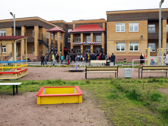К концу года в Петербурге откроют 63 новых школы, детских сада и больницы