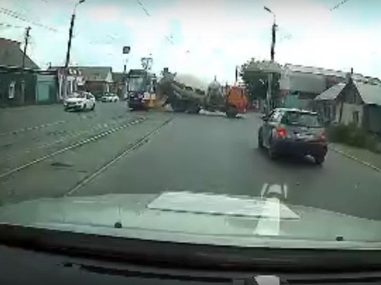 На улице Восточной в Омске водитель бетономешалки въехал в трамвай № 4