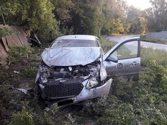 В Оренбурге на улице Соболева Гора водитель врезался в забор дома