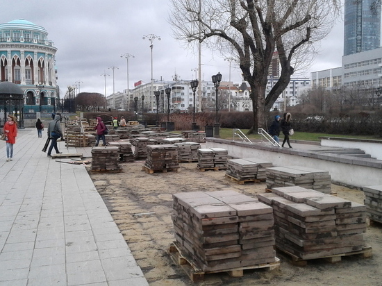 Ремонт Макаровского моста оказался виновен в разрушении плитки на Плотинке