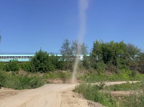 В Новосибирске на видео попал смерч на стройплощадке рядом с новым  ЛДС