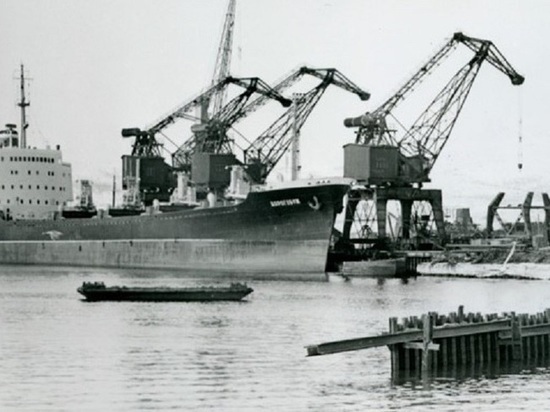 55 лет назад Мурманский морской порт был награжден орденом Трудового Красного Знамени