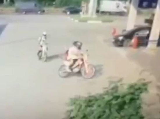 Мотоциклист в Усолье скрылся, сбив двух взрослых и ребёнка