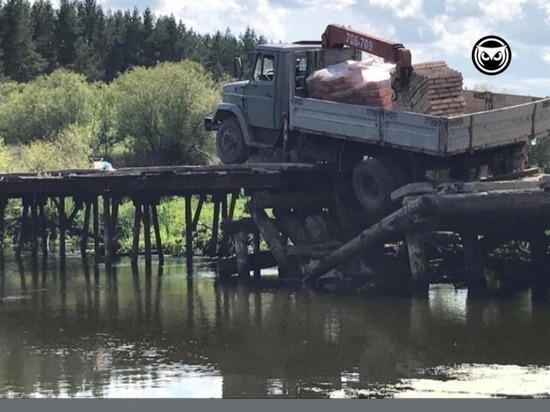 В Пензенской области грузовик разрушил мост