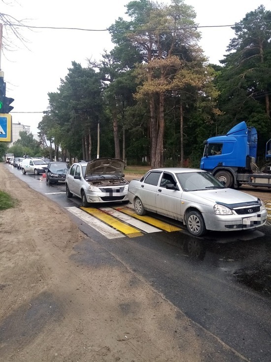 В Твери на переходе собрался паровозик из трех машин