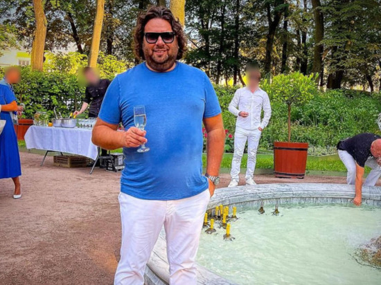 Петербуржцы осудили организаторов вечеринки с шампанским в фонтанах в Летнем саду