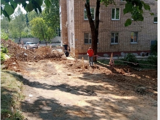 На улицах Юрьева и Островского в Смоленске преображают дворы