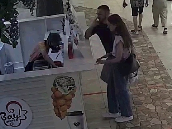 В Курске полиция ищет парня и девушку, расплатившихся чужой банковской картой