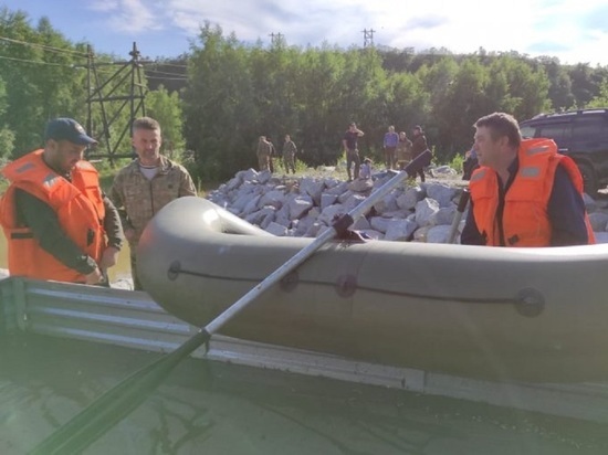 Рыбаки на Колыме не смогли выбраться c острова подъёма реки