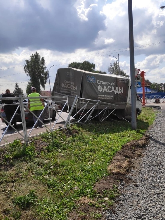 В Кузбассе грузовик снес ограждение