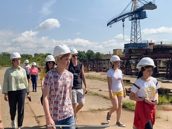«Молодая гвардия Единой России» организовала для подростков экскурсию на судоверфь