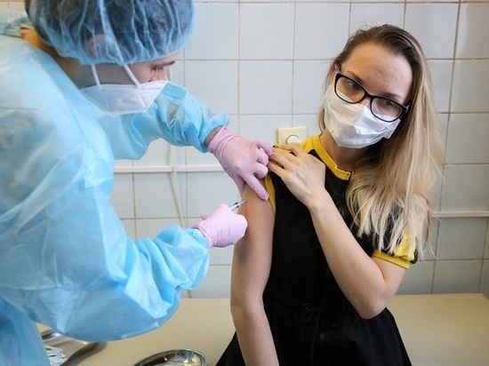 В какую руку делать прививку от коронавируса, рассказал врач