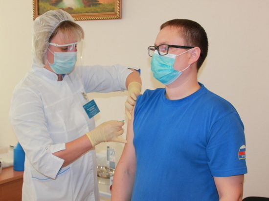 В Новосибирской области 2 000 сотрудников МЧС поставили прививку от COVID-19
