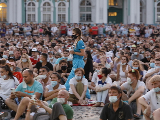 Смольный: Петербург не будет ужесточать антиковидные меры
