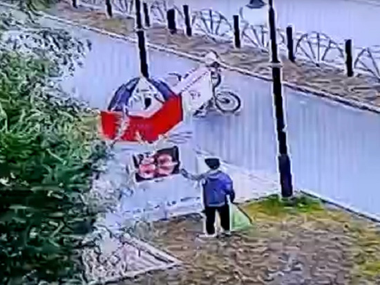 Маленький хулиган попал на видео во время «боя» с уличным стендом в Лабытнанги