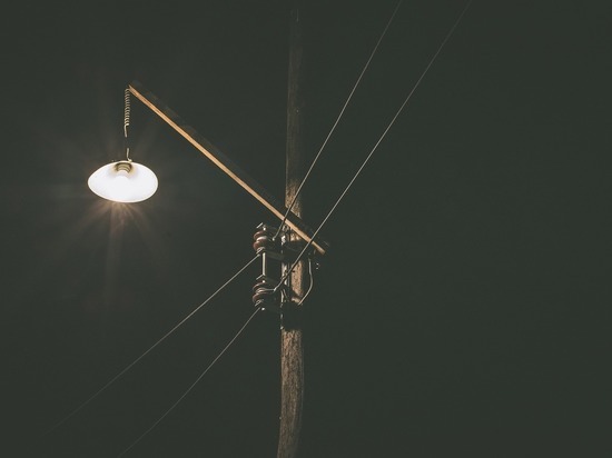 Недостающие фонари устанавливают на Рижском проспекте в Пскове