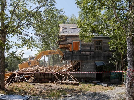 В центре Южно-Сахалинска начали сносить ветхий дом