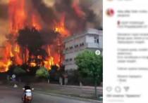В социальных сетях появляется все больше видеосвидетельств о масштабных природных пожарах в Турции, которые подступили в отдельных местах вплотную к жилым домам и туристическим комплексам