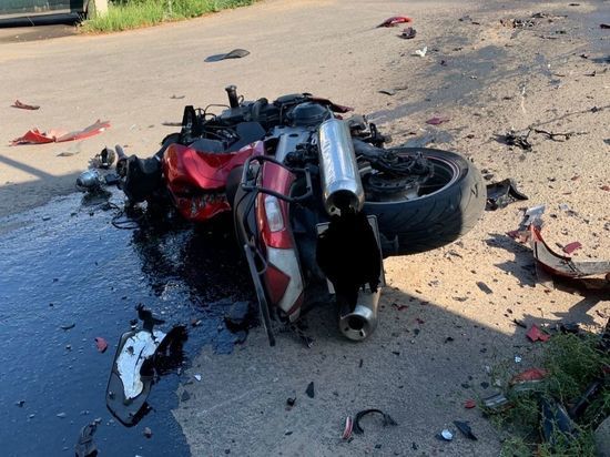 В Ленобласти под колесами автомобиля погиб мотоциклист