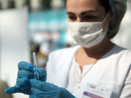 Израиль начал вакцинацию старших возрастов третьей дозой Pfizer