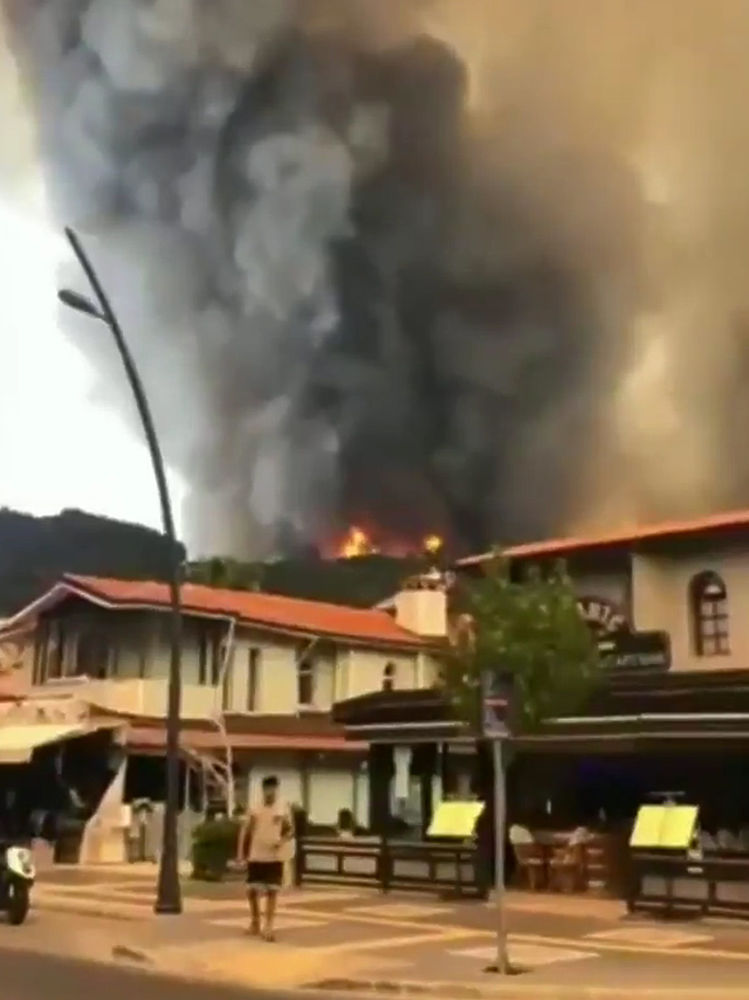 Курорты Турции в огне: туристы опубликовали страшные кадры лесных пожаров