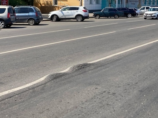 В Астрахани деформировался асфальт на обновлённой дороге