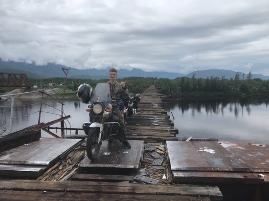 Котелок, палатка и теплая одежда: байкер-путешественник едет на мотоцикле в ЯНАО