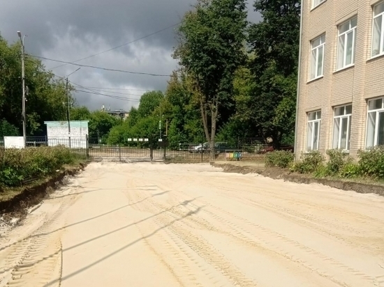 Работы по укладке основания для дороги у школы в районе вокзала начались в Серпухове