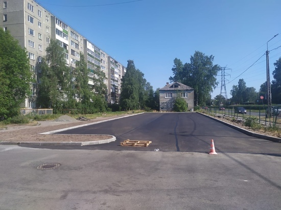  У детской поликлиники в одном из районов Петрозаводска заасфальтировали парковку