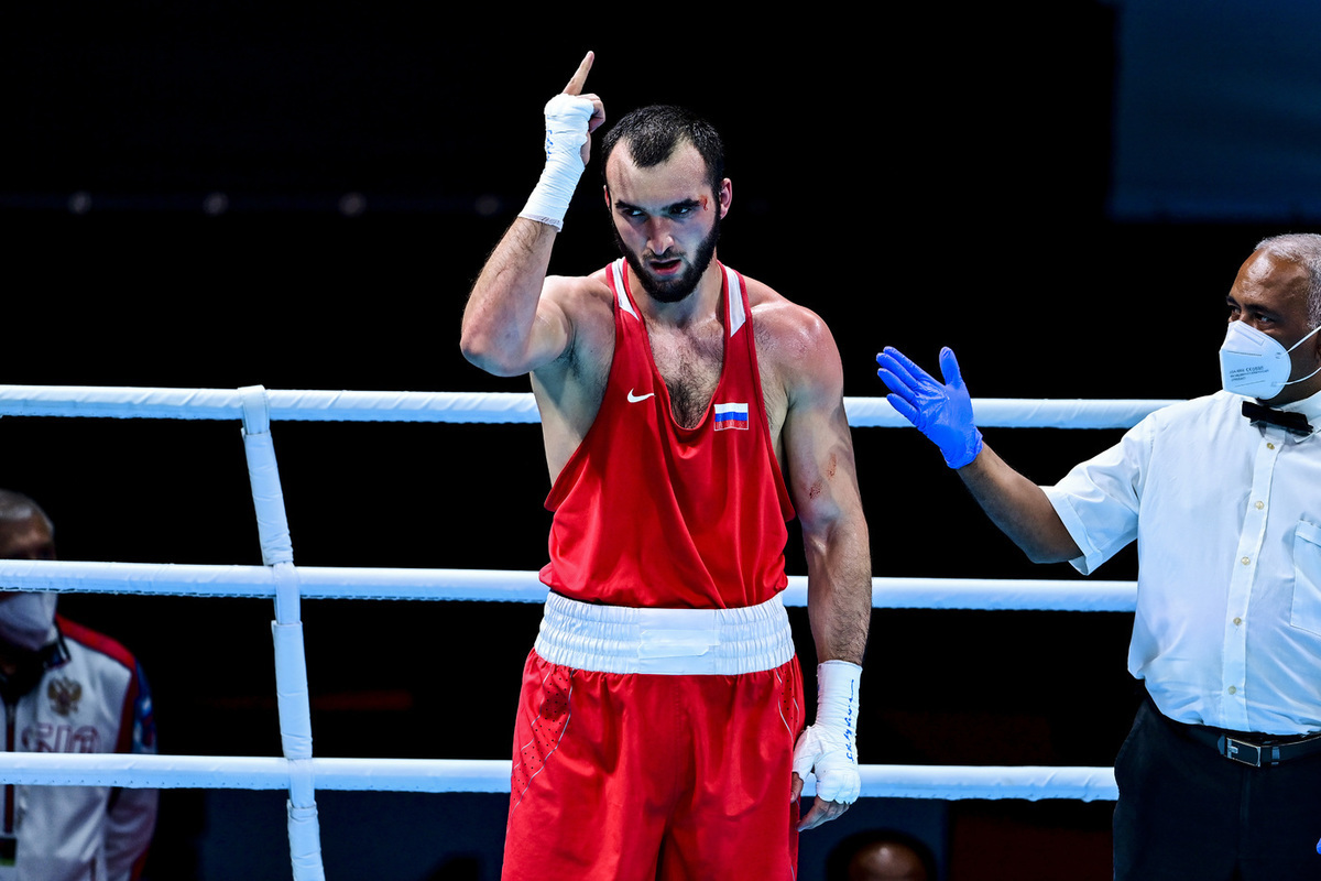 Боксер Гаджимагомедов гарантировал себе медаль Игр, выйдя в полуфинал