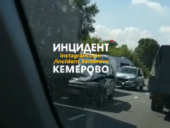 ДТП с тремя авто затруднило проезд по оживленному проспекту в Кемерове