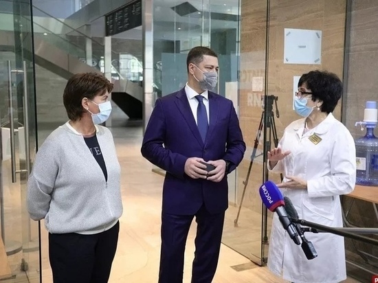Губернатор посетил недавно открывшийся пункт вакцинации в псковской «Простории»