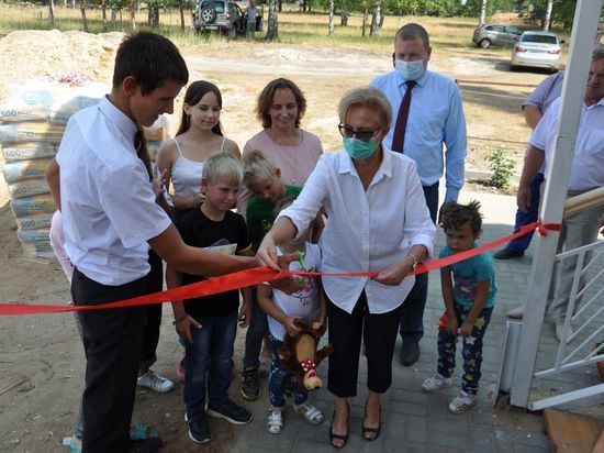 Многодетная семья, потерявшая жилье при пожаре, въехала в новый дом в Вознесенском районе