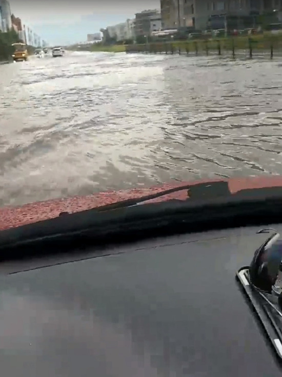 Видео из салона «плывущей» по улице машины сняли в Новом Уренгое