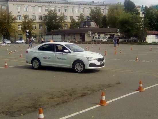 Власти запретили пассажирам и водителям омских такси ездить без масок